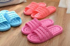 怎么洗掉塑料拖鞋上的頑固污漬？不用洗衣粉，只需用水變干凈！