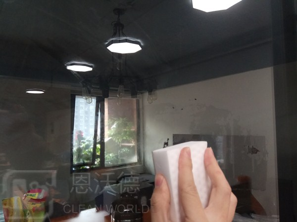 玻璃上的污漬怎用什么去除呢？玻璃上有水垢怎么辦？